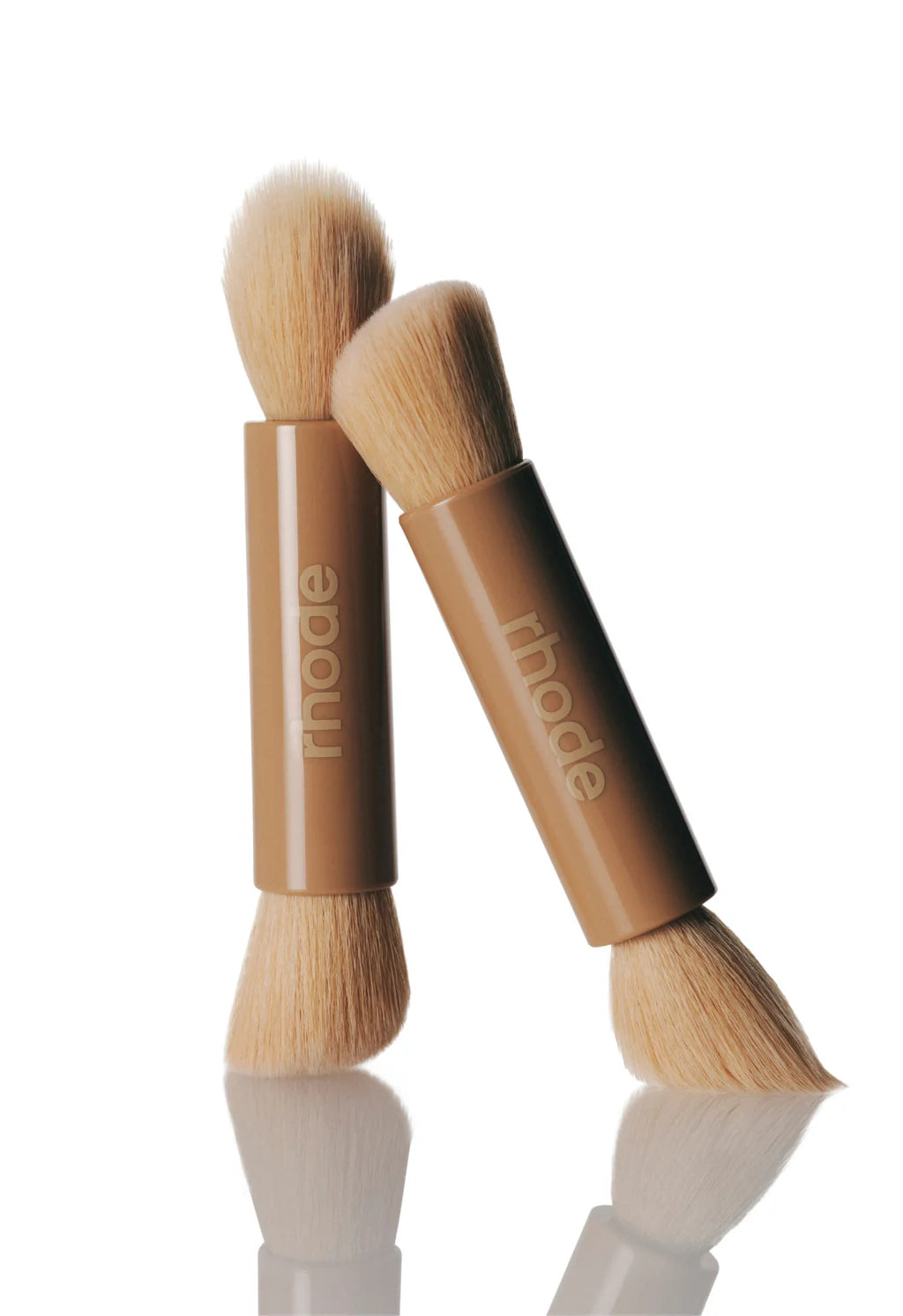 RHODE - pocket brush
DOUBLE-ENDED MAKEUP BRUSH